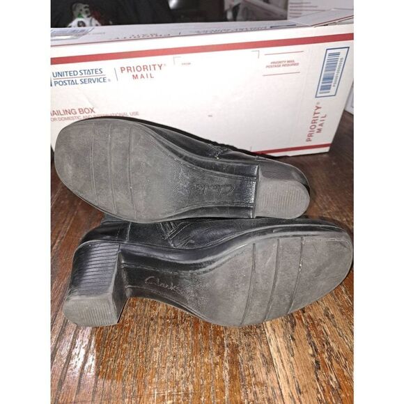 7M Clarks Black Leather Side Zip Chunky Stacked Heel Boots Booties Buckle Accent - Picture 12 of 12